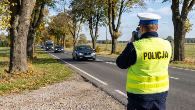 Chrysler w rowie. Kierowca miał ponad 2 promile